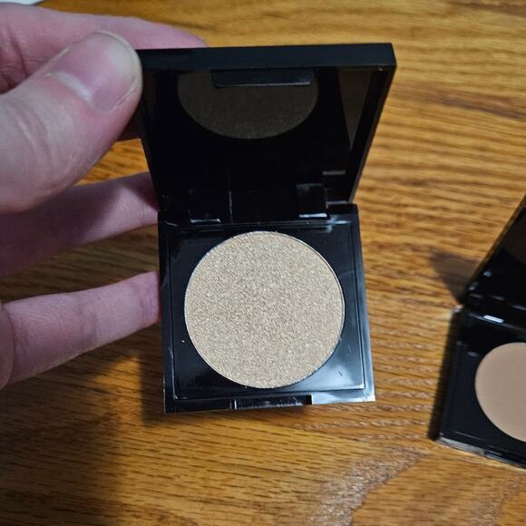LOT Shades by Shan Highlighter Irma (Cool Gold) & Matte Bronzer Latte - Picture 3 of 8